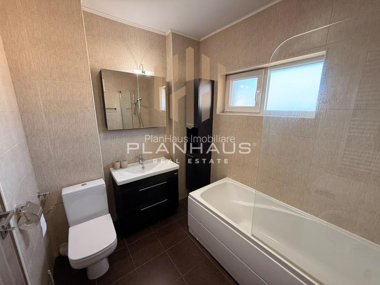 Apartament decomandat, 2 camere, balcon spațios de 7 mp și parcare subterană