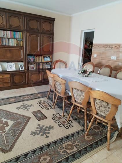 Casă individuală, teren 3275 mp, 6 camere, livadǎ cu pomi fructiferi