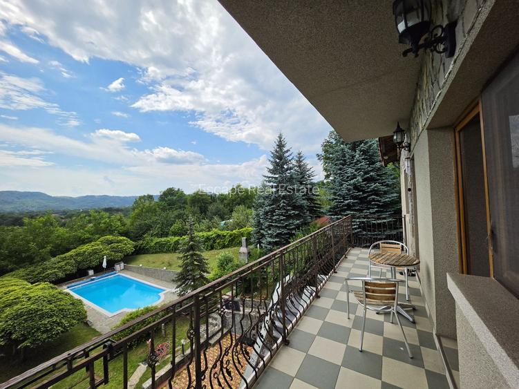 Casă Vilă cu 9 camere și piscină încălzită în localitatea Cornu
