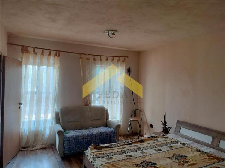 Casa la gri de vanzare in localitatea Fantanele