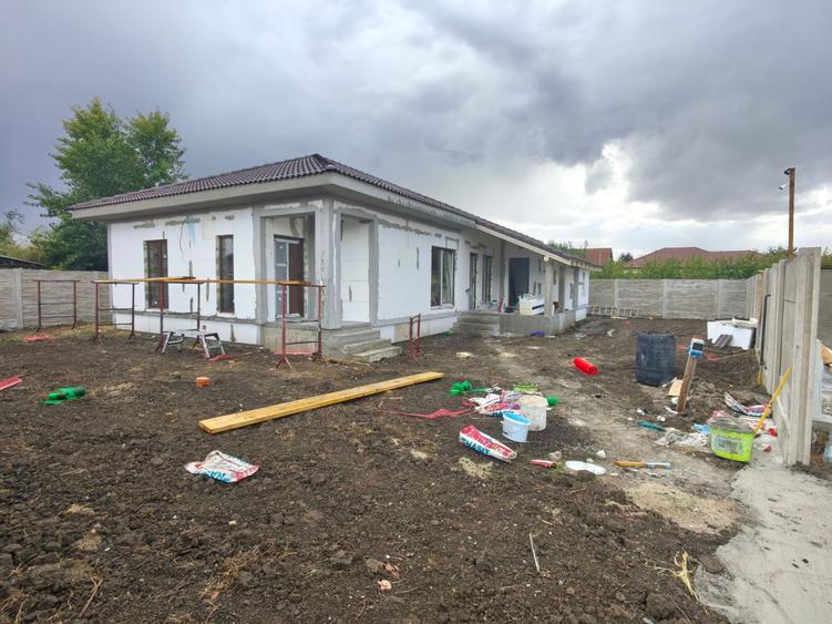 Individuala Parter Sanmihaiu Roman,4 Camere,2 Bai,Proiect Modern,Curte Amenajata