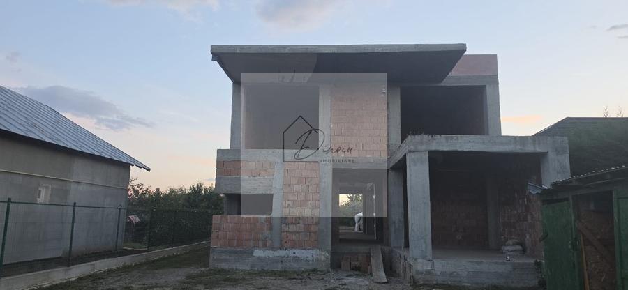 Vila la roșu  Strejnicu I SU 520 mp, teren 1.585 mp I
