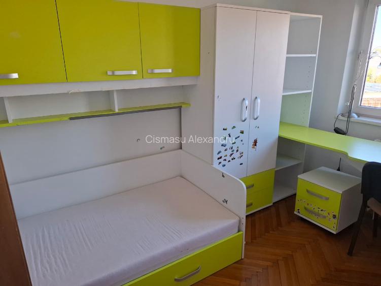 Inchiriez apartament 3 camere , 2 bai zona centrala