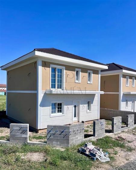 Casa individuala - despartita prin terasa - 4 benzi - zona excelenta - toate uti