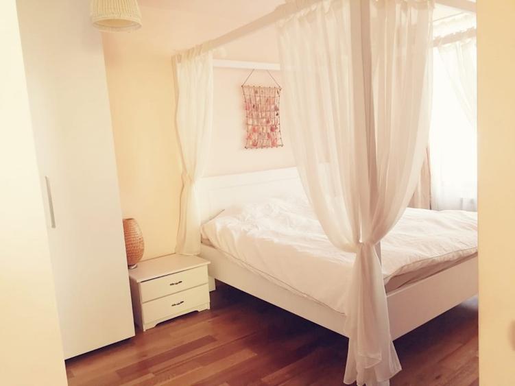 Apartament 3 camere, loc parcare subteran, living 50m2, zona Pod Constanta