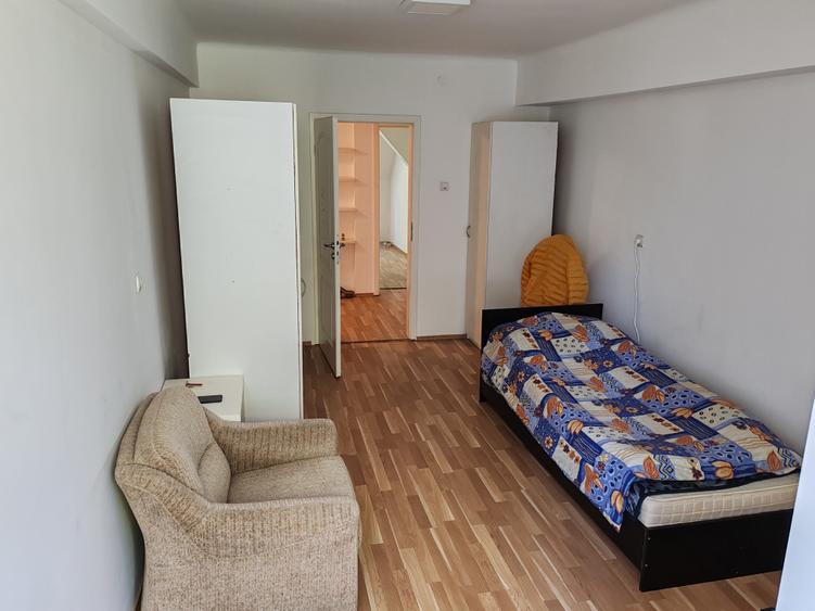 Apartament 3 camere liber la vanzare zona Colinei