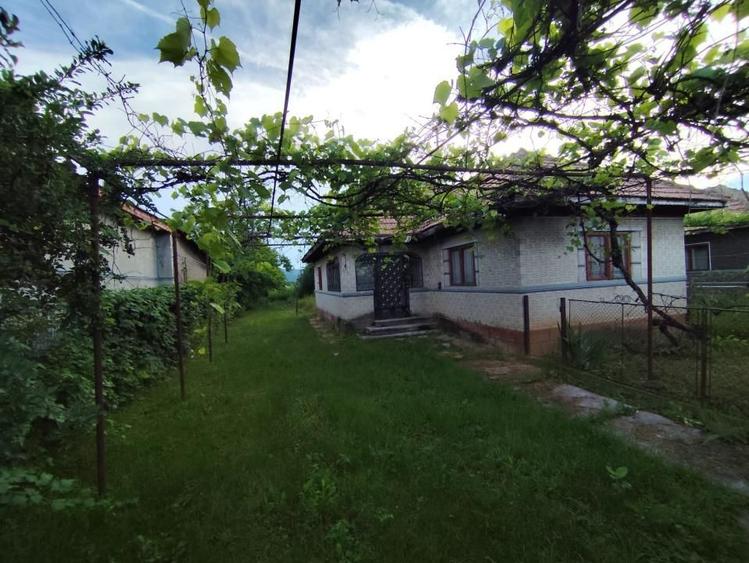 Casa si 2166 mp teren Magureni