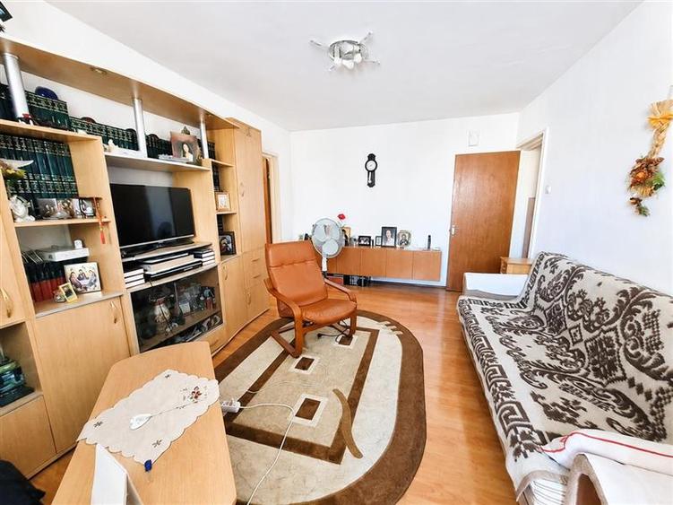 Apartament 3 camere zona Astra- Carpatilor