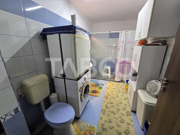 Casa de vanzare cu 6 camere 2 parcari curte libera 200 mp in Selimbar