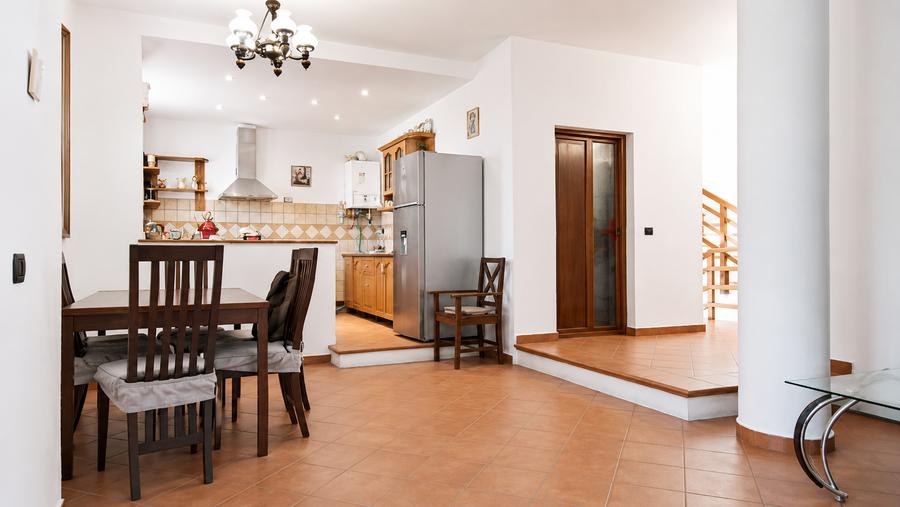 Casa spatioasa de inchiriat cu 5 camere in Zimandu Nou