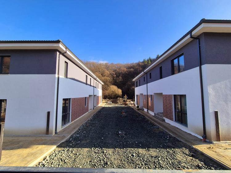 Ansamblu de case de vanzare Floresti zona Tauti finalizat