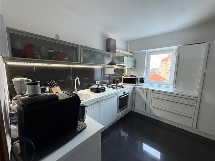 Apartament decomandat cu 3 camere si 2 bai in Turnisor