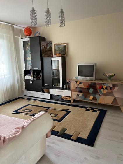 Proprietar, vand apartament cu 2 camere si balcon inchis. Pret usor negociabil