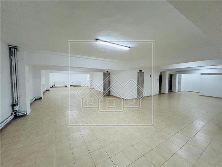 Spatiu comercial, 876 mp utili,  10 parcari, Piata Cluj