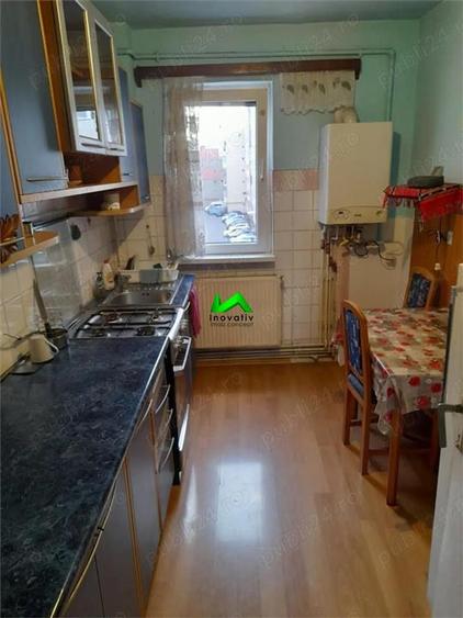 Apartament de vanzare 3 camere zona Vasile Aaron