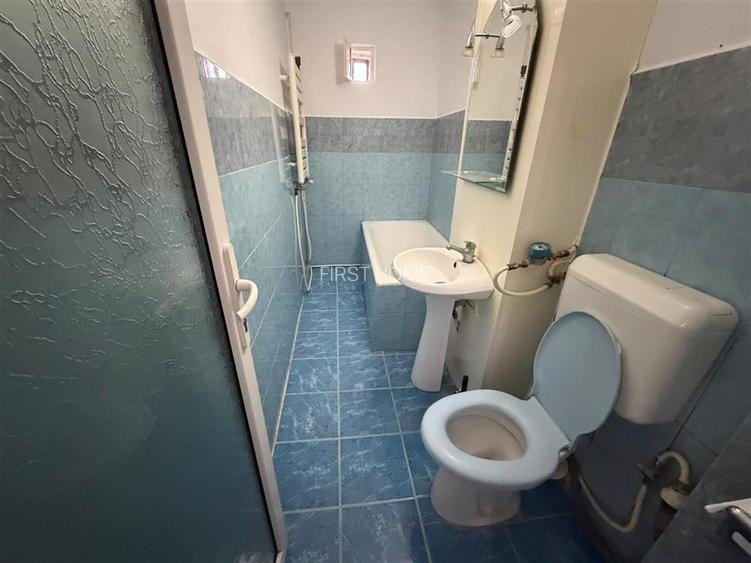 Apartament 2 camere,  58 mp, etaj 3 cu acoperis, zona Scoala 2 - 11