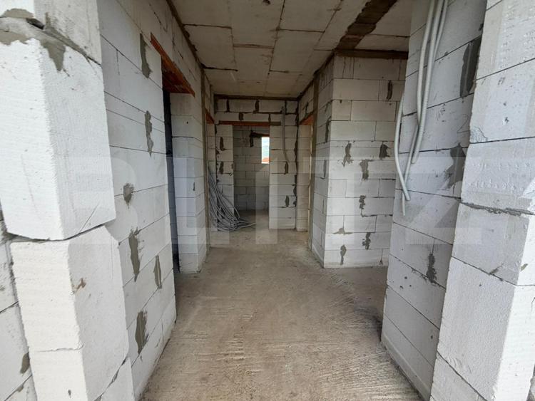Casă la Roșu pe Dealul Furcilor – 3 Dormitoare, Subsol, Living Separat, 3 Băi