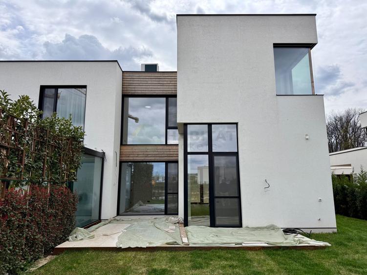 Vila tip duplex in Amber Forest, langa padure