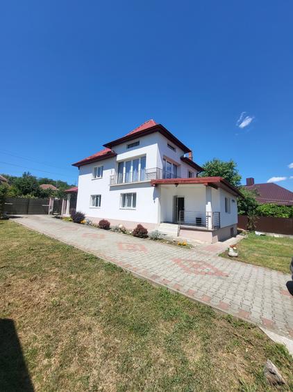 Casa cu etaj centru Mociu