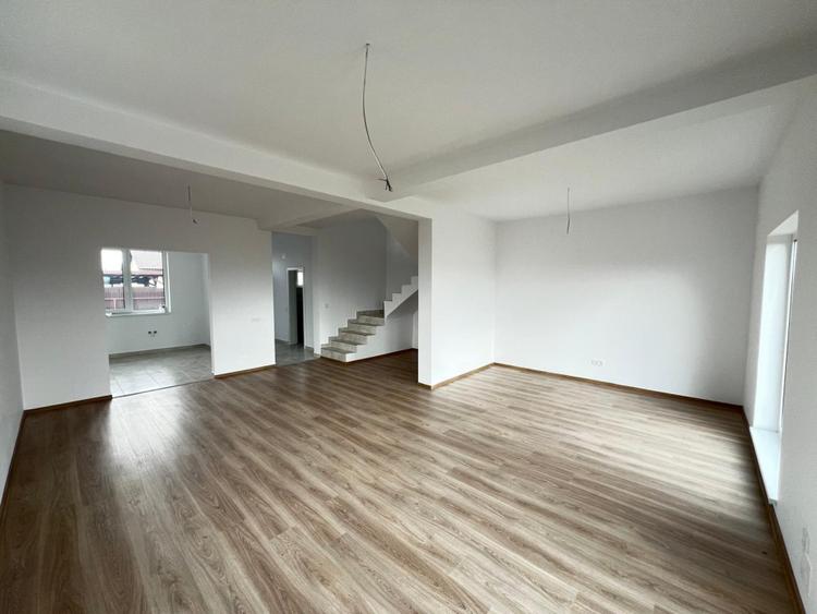Casa - Duplex - 4 camere - 115mp - Curte 300mp - Utilitati - Sanpetru