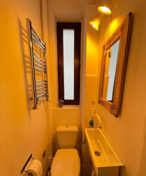 Unirii-Apartament cu 3 camere, imobil interbelic, centrală proprie, AC, mobilat