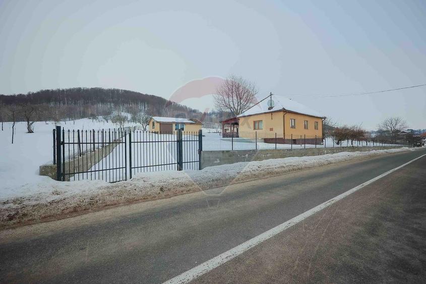 Casă cu 4 camere din cărămidă, de vânzare în zona Bratca-Damiș