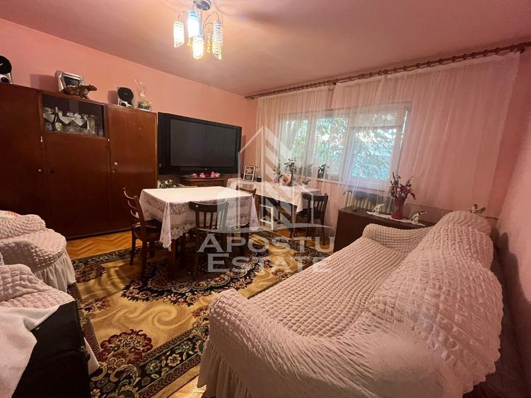 Apartament cu 3 camere, 2 bai, decomandat, parter inalt,zona Girocului