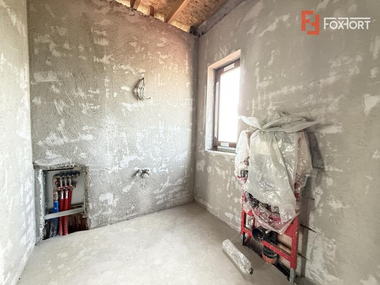 Casa cu 4 camere, interior la gri si exterior la rosu in Sacalaz