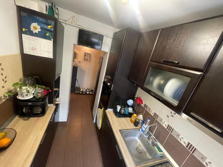 Apartament cu 3 camere, etaj 3, Craiovita Noua