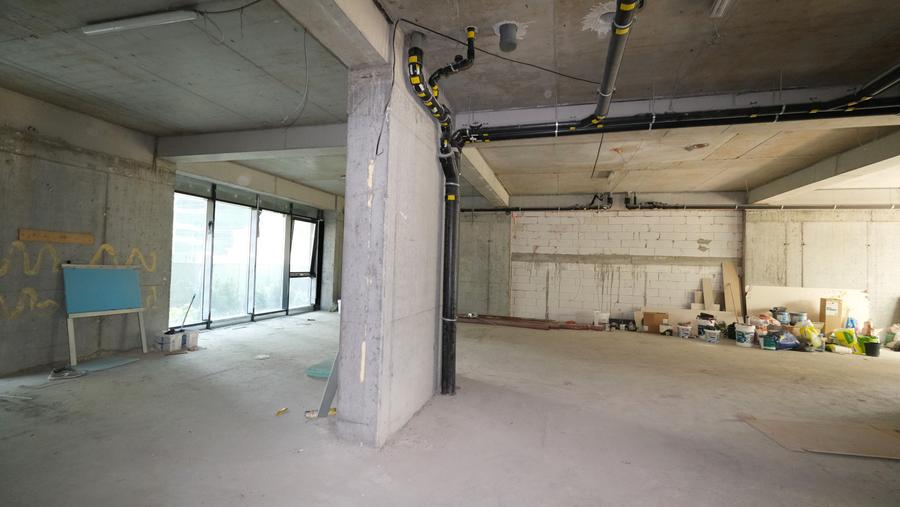 Chirie 246 mp spatiu comercial in Cortina North si 3 locuri parcare