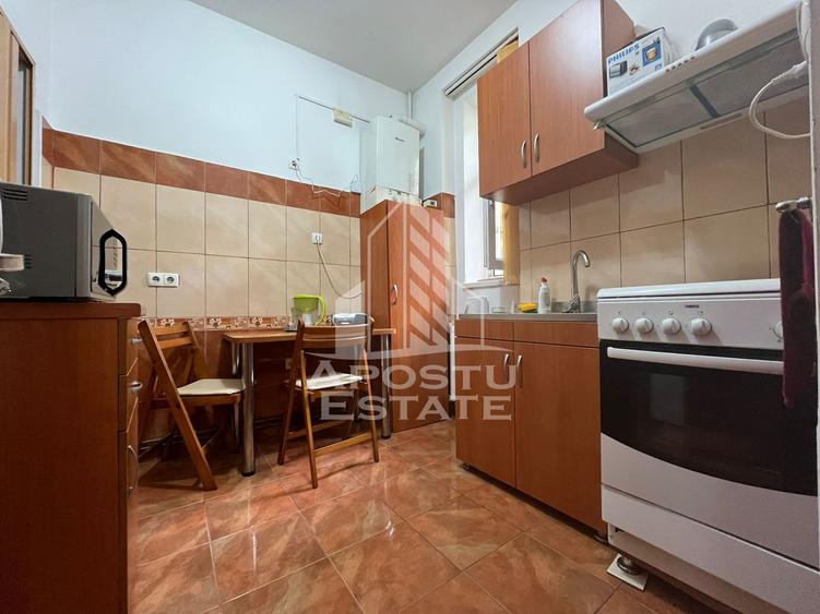 Apartament cu 3 camere, semidecomandat,situat in zona Centrala