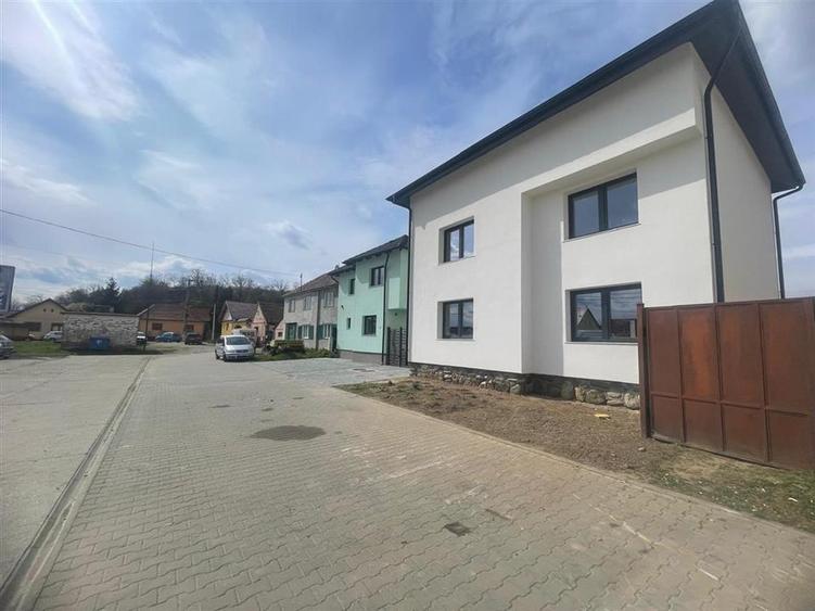 Casa noua moderna cu 6 camere si 3 bai si teren in Sura Mare