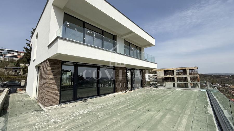 Casă generoasă cu panoramă și 256 mp terasă circulabilă