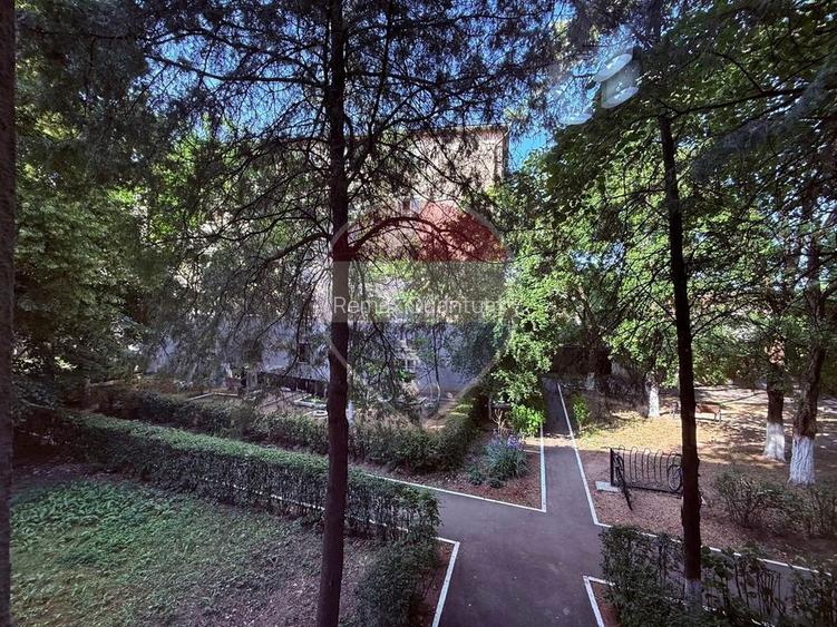 De vânzare apartament 3 camere  Zona Universității, Str Ronald Reagen - 11