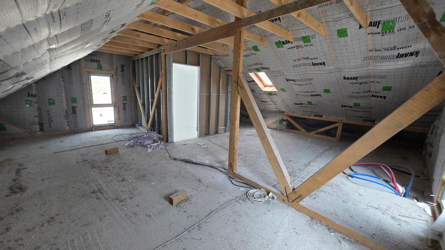 Vila 4 camere + mansarda 47mp, 2KM de metrou Râul Doamnei,aproape de ghencea