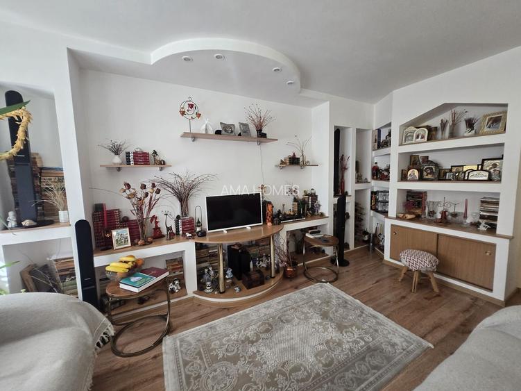 Apartament cu 3 camere  de vanzare - B dul 1 Mai - 11