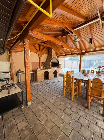 Vila Superba pentru 2 familii /9 Camere /Curte 721