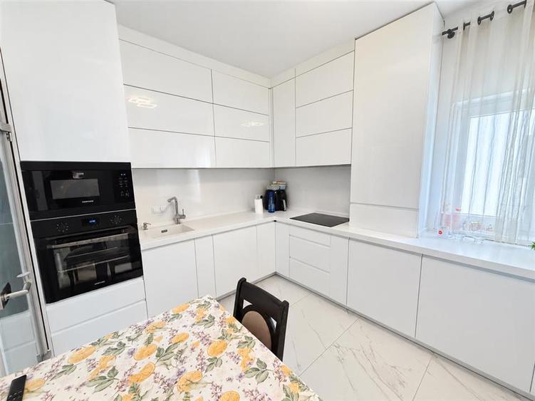 Apartament de LUX cu 4 camere 2 bai si 2 parcari in Cartier Deventer