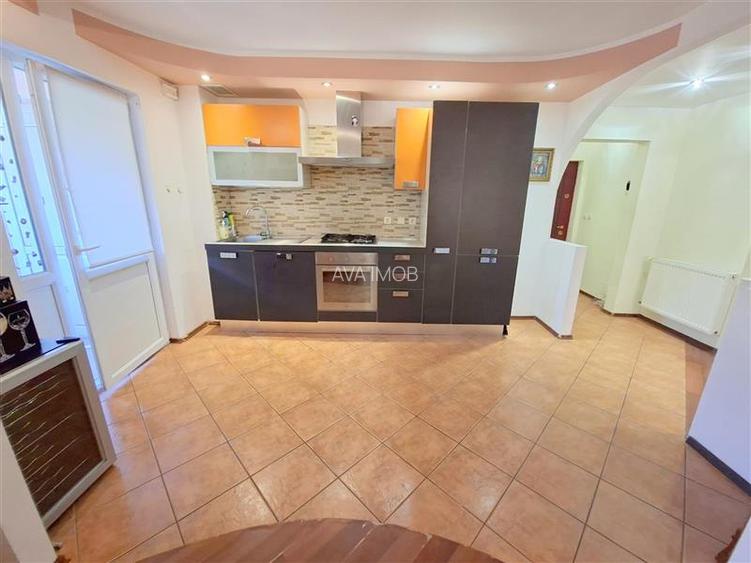 Apartamnet 3 decomandate, etaj 2, cu 2 bai, centrala, zona Ura - 22