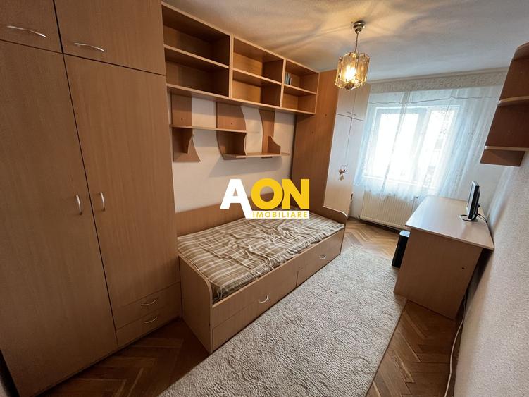 Apartament cu 3 Camere, Etaj Intermediar, Zona Cetate