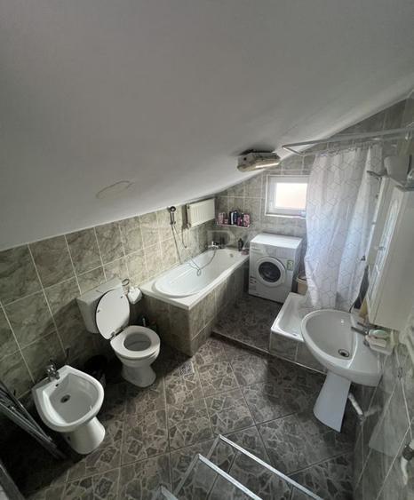 Casă cu 4 camere, ideala pentru familie, teren propriu.