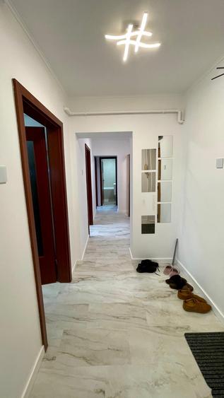 Apartament 3 camere, decomandat, zonă ultracentrală, bloc Mobilux, etaj 1