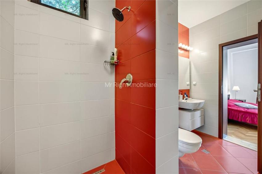 Casa pe 3 niveluri | Terasa cu priveliste | 3 parcari | Pozitie centrala