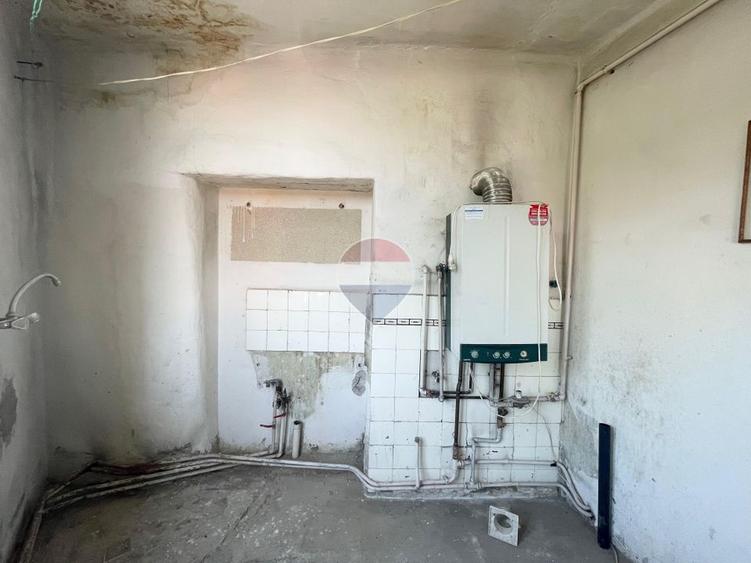 Casă cu 3 camere de vânzare în zona centrala comison 0% + garaj