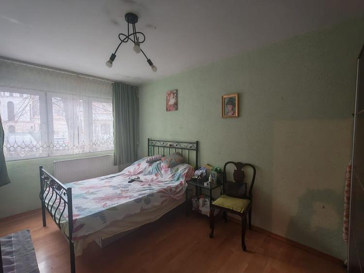 Apartament 3 camere, Brancoveanu, zona Covasna. Loc parcare.