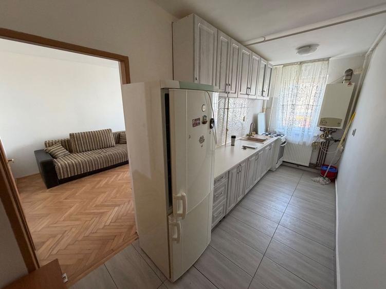Apartament 3 camere de inchiriat, etaj 5 - zona Cetate