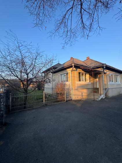 Casă 3 camere + 40 ari teren, zonă centrală Târgu Lăpuș