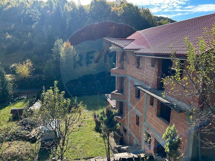 Ocazie!!! Hotel / Pensiune cu 20 camere de vânzare în zona Firiza