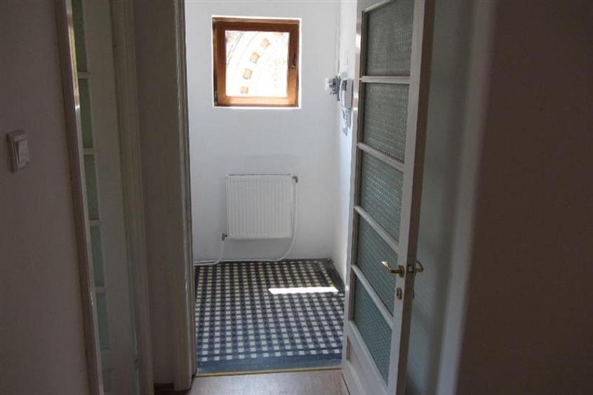 Apartament spatios la etajul 1 intr-o vila interbelica, pretabil birou
