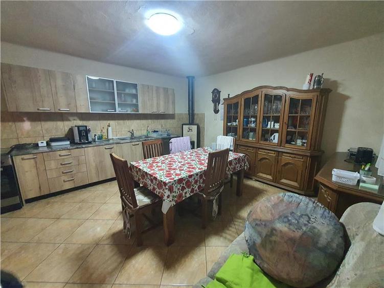 Casa saseasca pe un singur nivel, cu 2.021mp teren in Slimnic